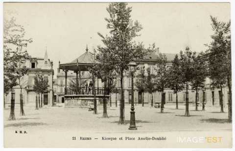Kiosque et place Amélie-Doublié à Reims